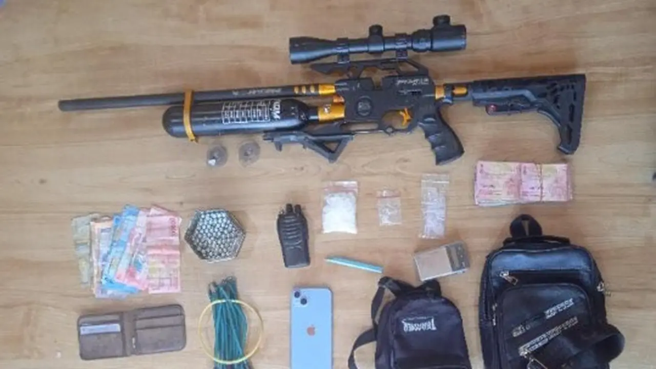 Polisi mengamankan barang bukti dalam penangkapan bandar narkoba
