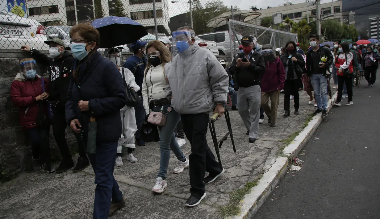 Antrean panjang pensiunan yang menunggu disuntik vaksin Covid-19 di luar pusat vaksinasi Social Security Institute di Quito, Ekuador, Kamis (6/5/2021). Para lansia dan pendampingnya menunggu berjam-jam untuk divaksinasi. (AP Photo/Dolores Ochoa)