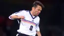 Lothar Matthaus sering dianggap sebagai salah satu gelandang terbaik sepanjang masa. Matthaus pernah bermain untuk Borussia Monchengladbach, Bayern Munich, dan Inter Milan. Ia juga berhasil membawa Timnas Jerman Barat memenangi Piala Dunia 1990. Pemain kelahiran Erlangen, Jerman tersebut merupakan pemain tengah yang memiliki kemampuan sangat lengkap. Sepanjang kariernya, Matthaus pernah mendapatkan gelar individu sebagai Pemain Terbaik Eropa 1990, Pemain Terbaik FIFA 1991, dan Pemain Terbaik Jerman 1999. (AFP/Gerard Cerles)