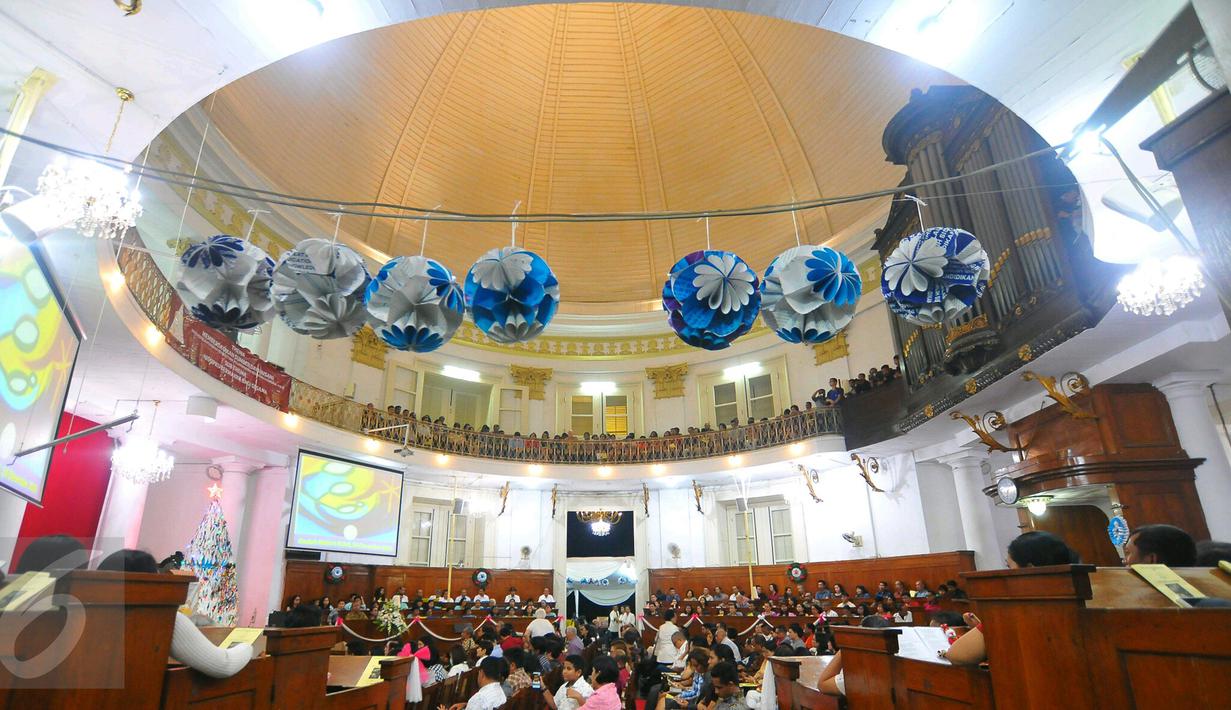 Umat Kristiani menjalankan ibadah misa malam Natal di Gereja Immanuel, Jakarta  Sabtu (24/12). Perayaan Natal yang diikuti umat Kristiani itu mengangkat tema Memberdayakan Sumber Daya Insani. (Liputan6.com/Angga Yuniar)