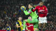 Kiper Bournemouth, Neto berhasil menangkap bola dari ancaman striker Manchester United, Marcus Rashford pada laga pekan ke-16 Liga Inggris 2023/2024 di Old Trafford Stadium, Sabtu (9/12/2023). (AP Photo/Jon Super)