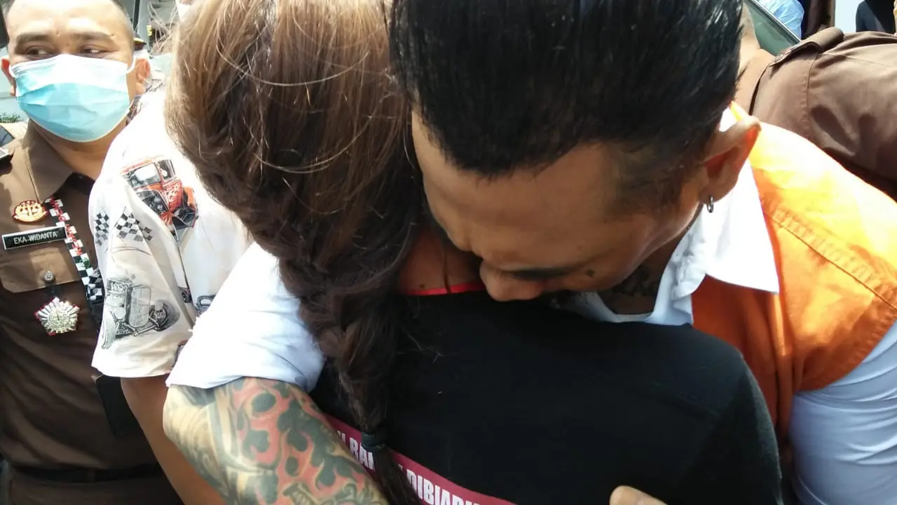 Pelukan hangat Nora saat Jerinx Hendak meninggalkan PN Denpasar