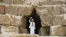 Ibu Negara AS Melania Trump saat berkunjung ke situs bersejarah Piramida Giza dekat Kairo, Mesir (6/10). Melania tampil mengenakan busana safari klasik saat mengunjungi destinasi terakhir selama seminggu di Afrika. (AP Photo/Carolyn Kaster)