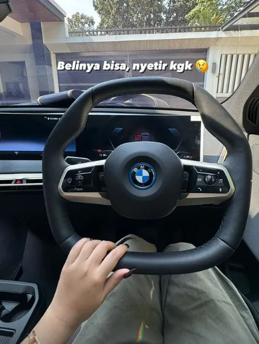 <p>Akan tetapi sayang Rachel mengaku jika dirinya tak bisa menyetir mobil. Ia mengaku lebih sering menggunakan jasa sopir. [Foto: instagram.com/rachelvennya]</p>
