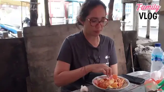 Ussy Sulistiawaty Makan di Pinggir Jalan