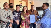 Vidio bekerja sama dengan Kepolisian Daerah Banten mengambil langkah tegas terhadap dua aplikasi penyiaran online ilegal, yaitu LK21 dan Drakorindo, yang diduga melakukan tindak pembajakan terhadap Original Series milik Vidio. (Dok Vidio)