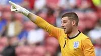 Kiper Inggris, Sam Johnstone memberi instruksi kepada rekan-rekannya saat melawan Rumania dalam laga uji coba menjelang berlangsungnya Euro 2020 di Riverside Stadium, Middlesbrough, Minggu (6/6/2021). Inggris menang 1-0 atas Rumania. (AP/Paul Ellis/Pool)