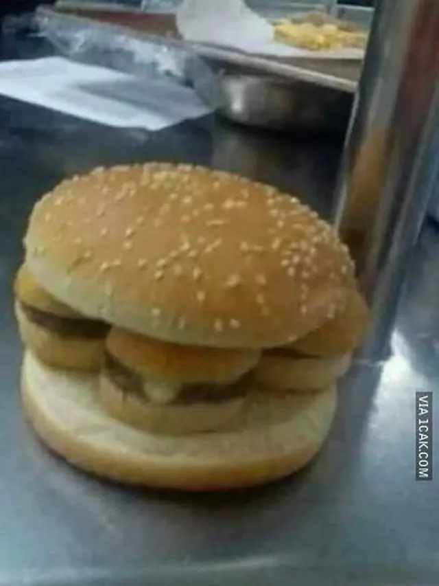 7 Potret Bentuk Burger Absurd, Bikin Bingung Cara Makannya
