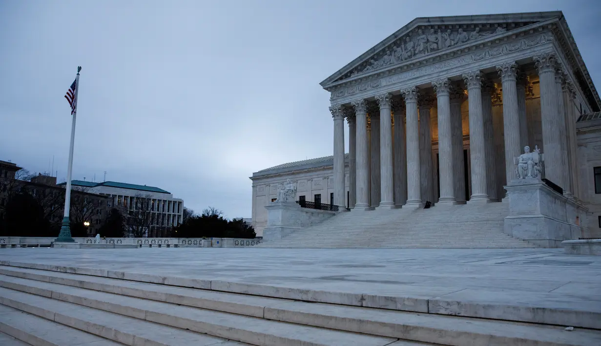 Foto pada 12 Maret 2020 ini menunjukkan gedung Mahkamah Agung AS di Washington DC, Amerika Serikat. Sejumlah bangunan ikonis (landmark) di Washington DC, termasuk Gedung Putih, terpaksa ditutup sementara untuk umum akibat wabah COVID-19 yang tengah merebak di negara itu. (Xinhua/Ting Shen)