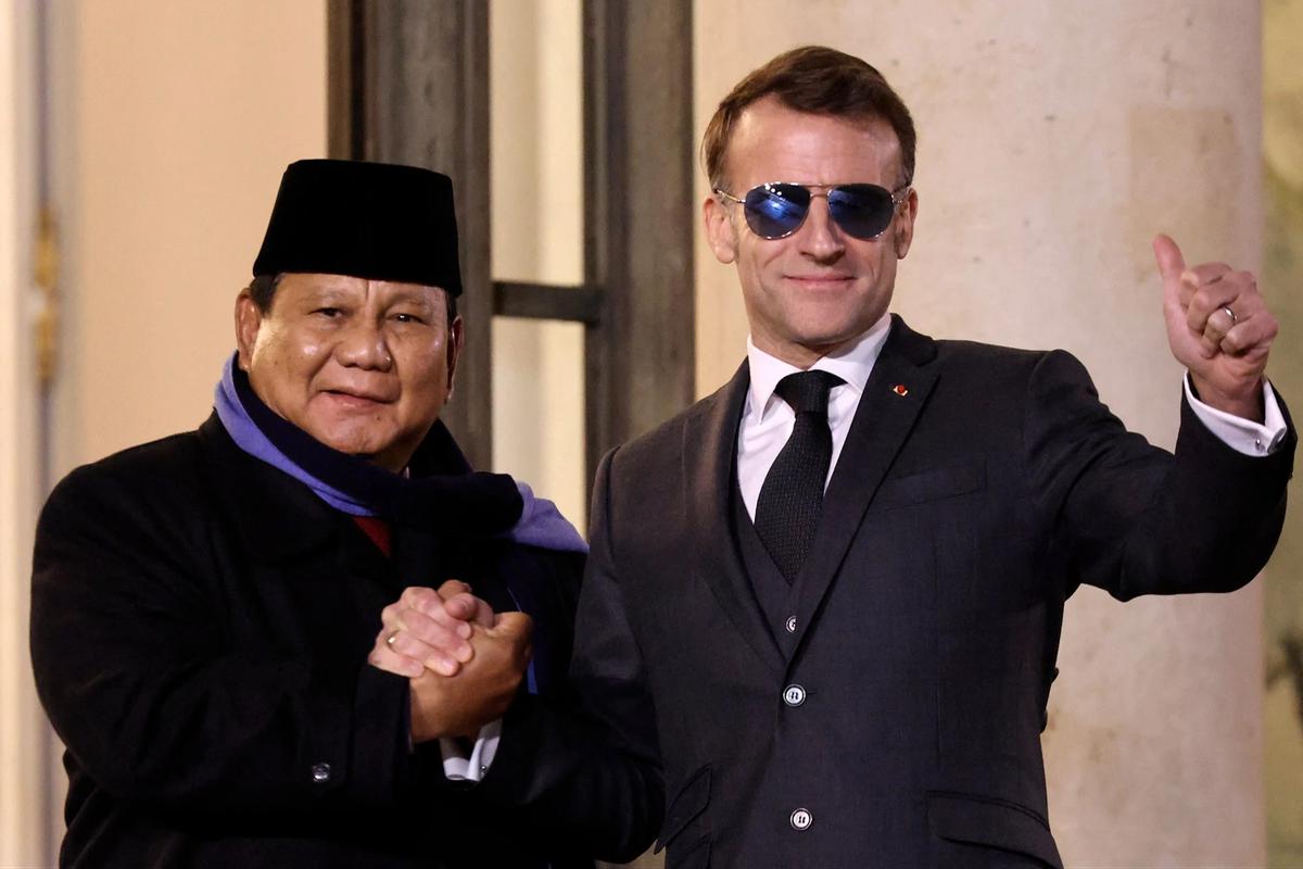 FOTO: Momen Keakraban Prabowo dan Macron dalam Pertemuan di Istana Elysee