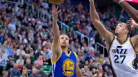 Guard Golden State Warriors, Steven Curry, melakukan layup saat bertemu Utah Jazz di Vivint Smart Home Arena, Salt Lake City, Selasa (1/12/2015) pagi WIB. Dalam laga ii Warriors menang tipis 106-103.(USA Today/Russ Isabella)