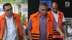 Tiga tersangka Sekjen KONI Ending Fuad Hamidy, Deputi IV Kemenpora Mulyana dan Pejabat Pembuat Komitmen (PPK) SPAM Lampung Anggiat Partunggal Nahot Simaremare tiba di gedung KPK, Jakarta, Senin (7/1). (Merdeka.com/Dwi Narwoko)