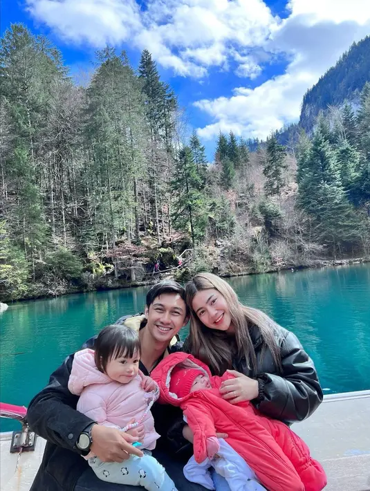 Kunci tampilan modis Felicya ada pada outer dan jaket yang ia kenakan [@felicyangelista_]