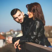 Ilustrasi pasangan cinta, romantis. (Photo by Marius Muresan on Unsplash)