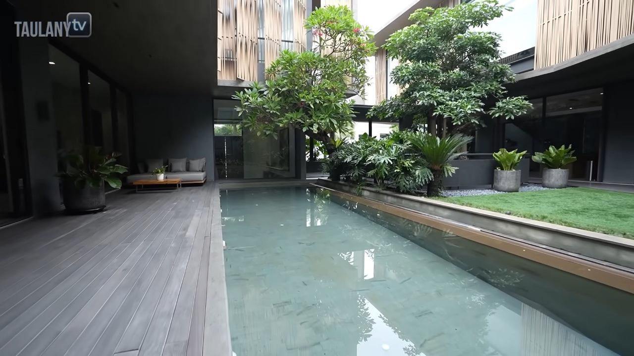 Rahasia di Balik Rumah Baru Boy William yang Bergaya Tropis dan Sarat Kenangan Keluarga