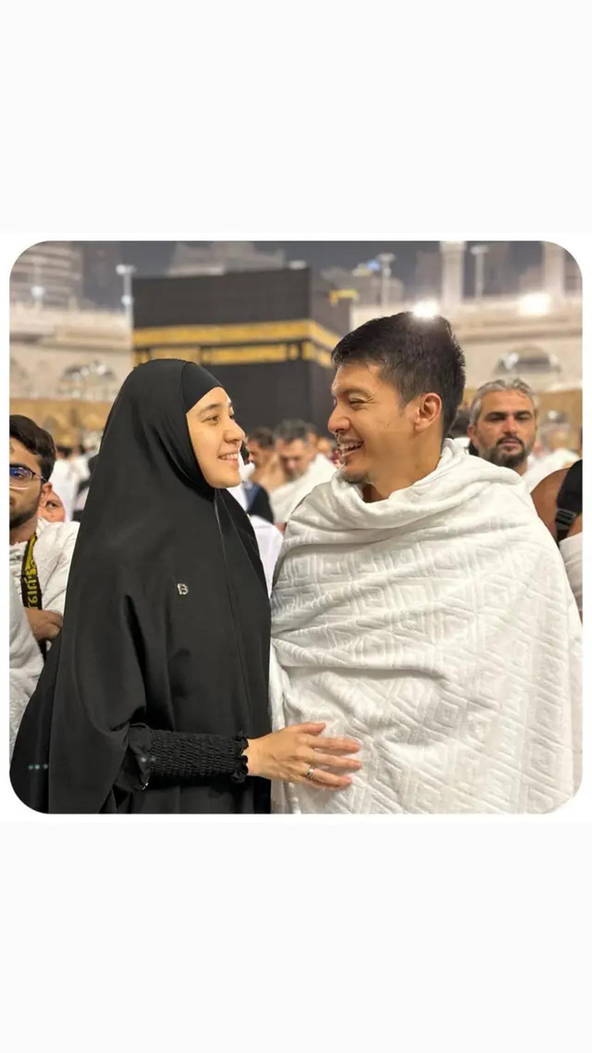 Meski sudah menikah selama 14 tahun, keduanya terlihat tetap romantis dan mesra seperti pasangan yang baru menjalani asmara.