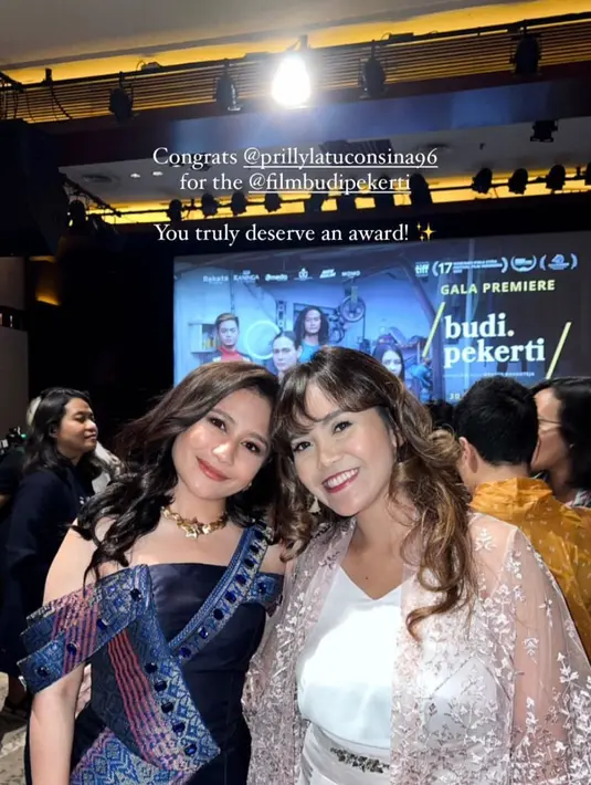 Aksesori kalung dan gelang emas dari Tulola melingkar manis di leher dan tangan Prilly Latuconsina [@prillylatuconsina]