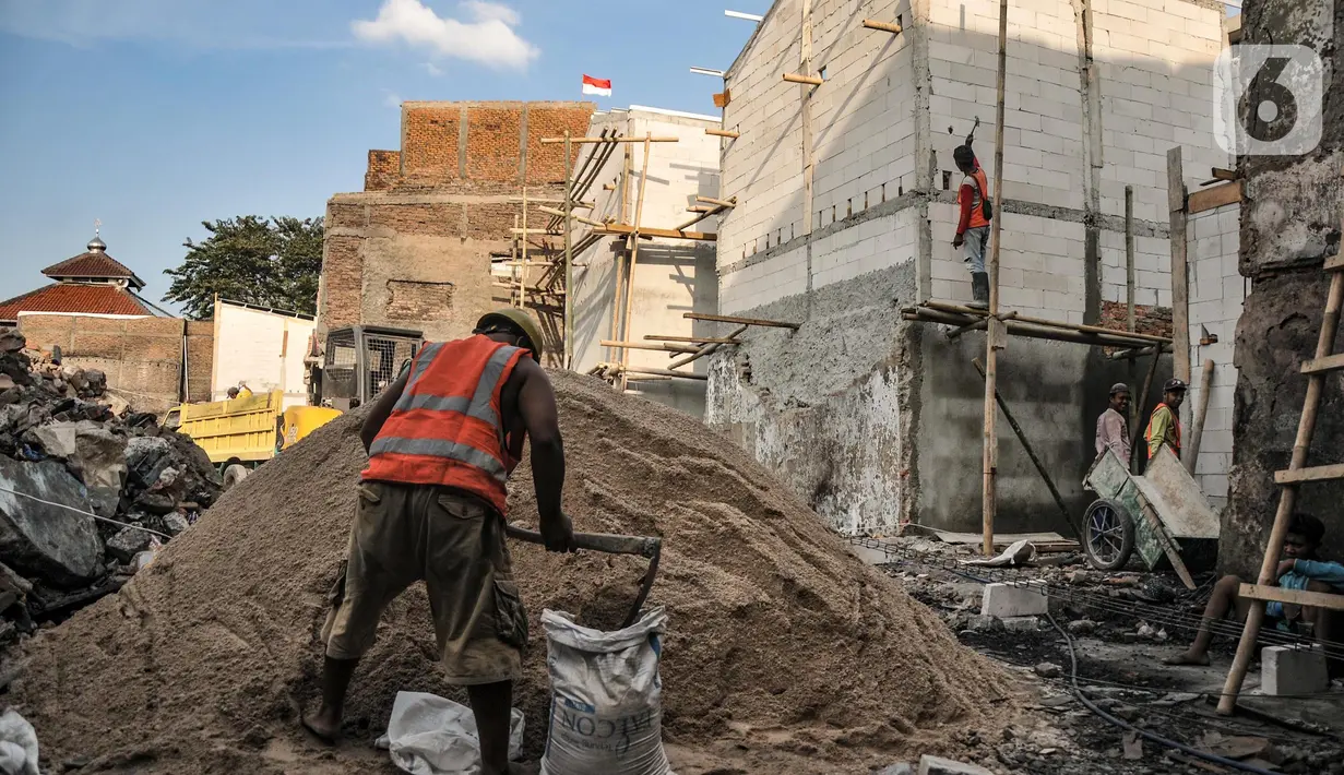 Aktivitas pekerja saat menyelesaikan proyek pembangunan Kampung Gembira Gembrong, Cipinang Besar Utara, Jakarta Timur, Senin (1/8/2022). Proyek pembangunan kampung yang mengusung konsep daerah tepian air atau water front city dan menelan anggaran Rp7,8 miliar tersebut ditargetkan rampung pada September 2022. (merdeka.com/Iqbal S. Nugroho)
