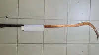 Barang bukti celurit sepanjang 1,5 meter yang disita polisi dari pelajar di Lampung Tengah diduga hendak tawuran. (Liputan6.com/Istimewa).