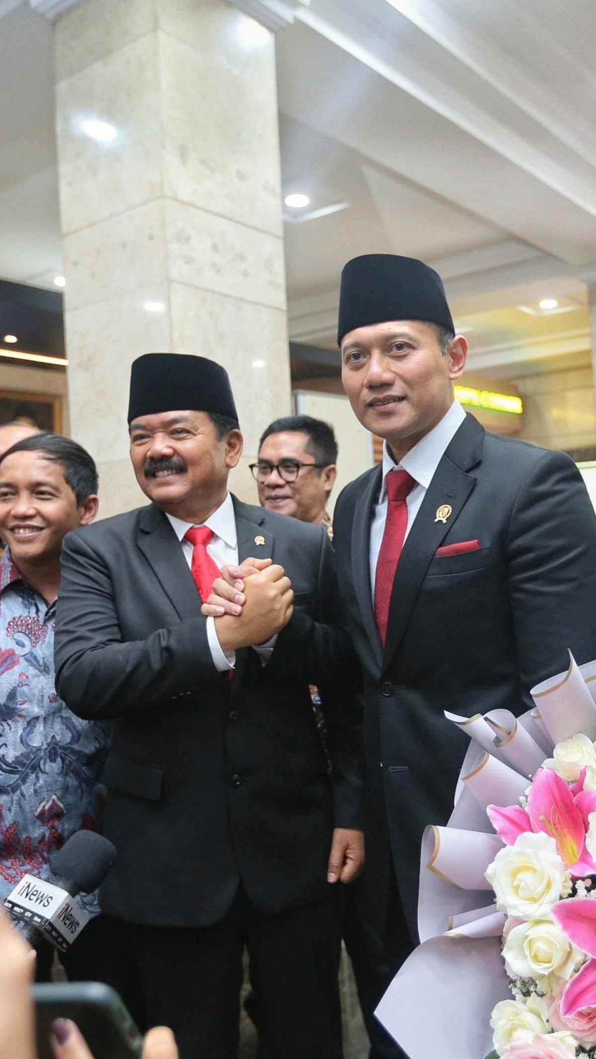 Usai pelantikan, AHY melakukan sertijab tugas Menteri Agraria dan Tata Ruang / Kepala Badan Pertanahan Nasional (ATR / BPN) dengan Hadi Tjahjanto.&nbsp;Foto: Liputan6.com / Angga Yuniar