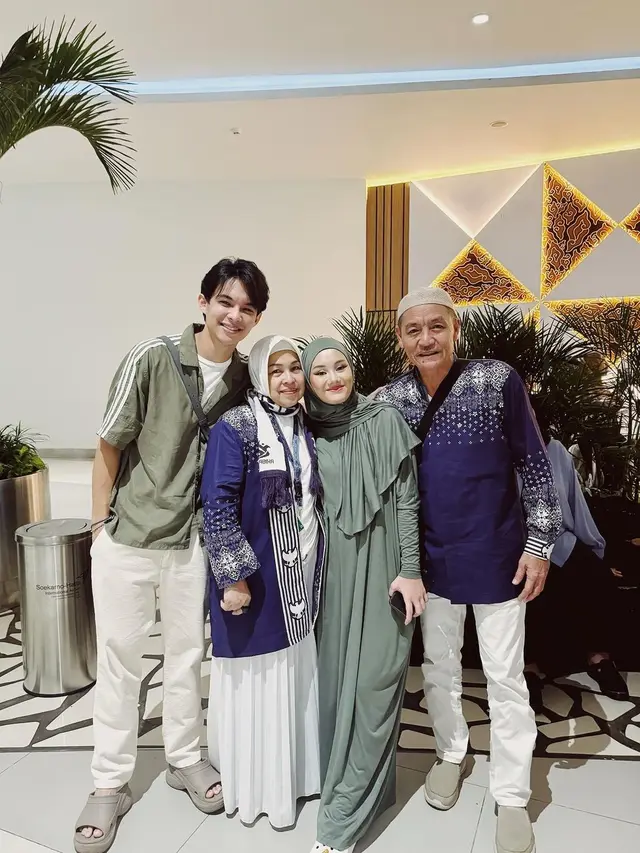 6 Potret Rey Mbayang dan Dinda Hauw Antar Orangtua Berangkat Haji, Banjir Doa