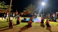 Antusias masyarakat dan pesona senja pesisir pantai pede dalam event Labuan Bajo Maritime Festival.