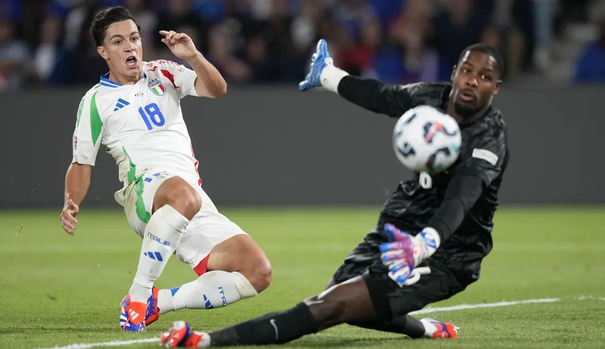 Penyerang Italia Giacomo Raspadori mencetak gol ketiga timnya melewati kiper Prancis Mike Maignan dalam laga matchday 1 League A Grup 2 UEFA Nations League 2024/2025 di Parc des Princes, Paris, Sabtu (7/9/2024) dini hari WIB. (AP Photo/Michel Euler)