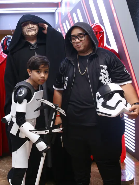 Beberapa selebriti terlihat antusias dalam penayangan perdana Star Wars: The Last Jedi. Diantaranya Sigi Wimala, Yayan Ruhian, Igor Saykoji dan anak, Kevin Aprilio, RAN, Ringgo Agus Rahman beserta anak istri, dan Richard Kyle. (Nurwahyunan/Bintang.com)