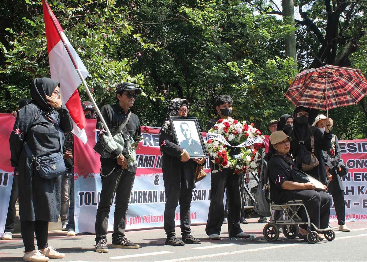 FOTO:  Aksi Putra-Putri Pejuang 45 di Monas Soroti Pengosongan Rumah di Kompleks Berlan