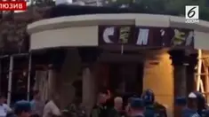 Seorang pemimpin separatis yang didukung Rusia bertempur di wilayah timur Ukraina tewas dalam ledakan di sebuah kafe di kota Donetsk.