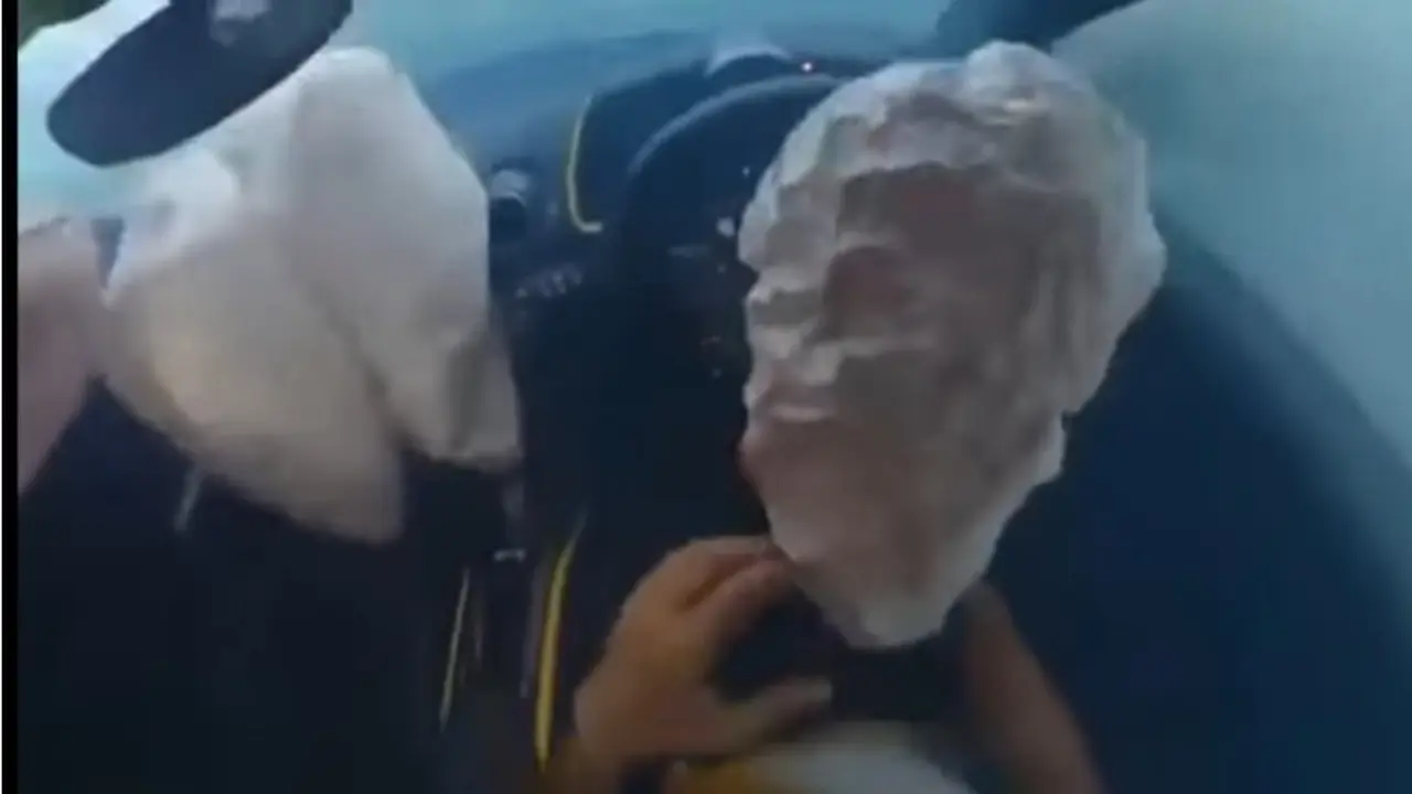 detik-detik seorang pengemudi Ferrari mengalami kecelakaan karena menghindari seorang pengendara sepeda.