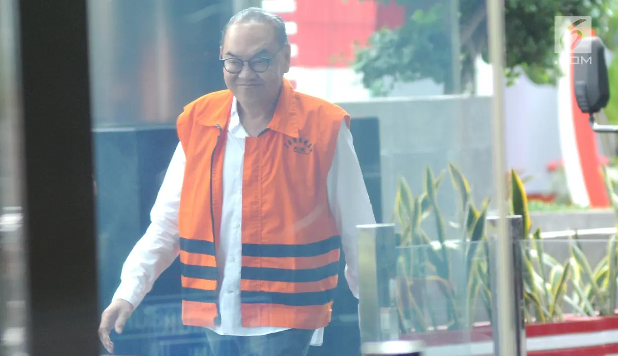 Tersangka selaku pemegang saham Blackgold Natural Resources Limited, Johannes Budisutrisno Kotjo tiba untuk menjalani pemeriksaan terkait proyek kontrak kerja sama pembangunan PLTU Riau-1di gedung KPK, Jakarta, Senin (3/9). (Merdeka.com/Dwi Narwoko)