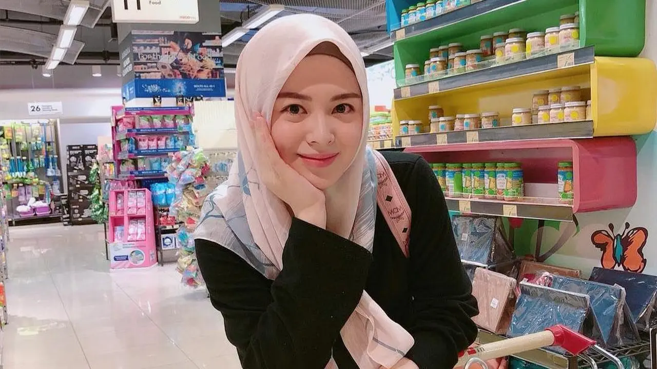 5 Potret Kebersamaan Ayana Moon dan Adiknya yang Juga Jadi Mualaf