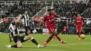 Pemain Liverpool, Mohamed Salah mencetak gol kedua timnya ke gawang Newcastle pada laga lanjutan Liga Inggris 2024/2025 di St James Park Stadium, Newcastle, Inggris, Kamis (05/12/2024) WIB. (AP Photo/Ian Hodgson)