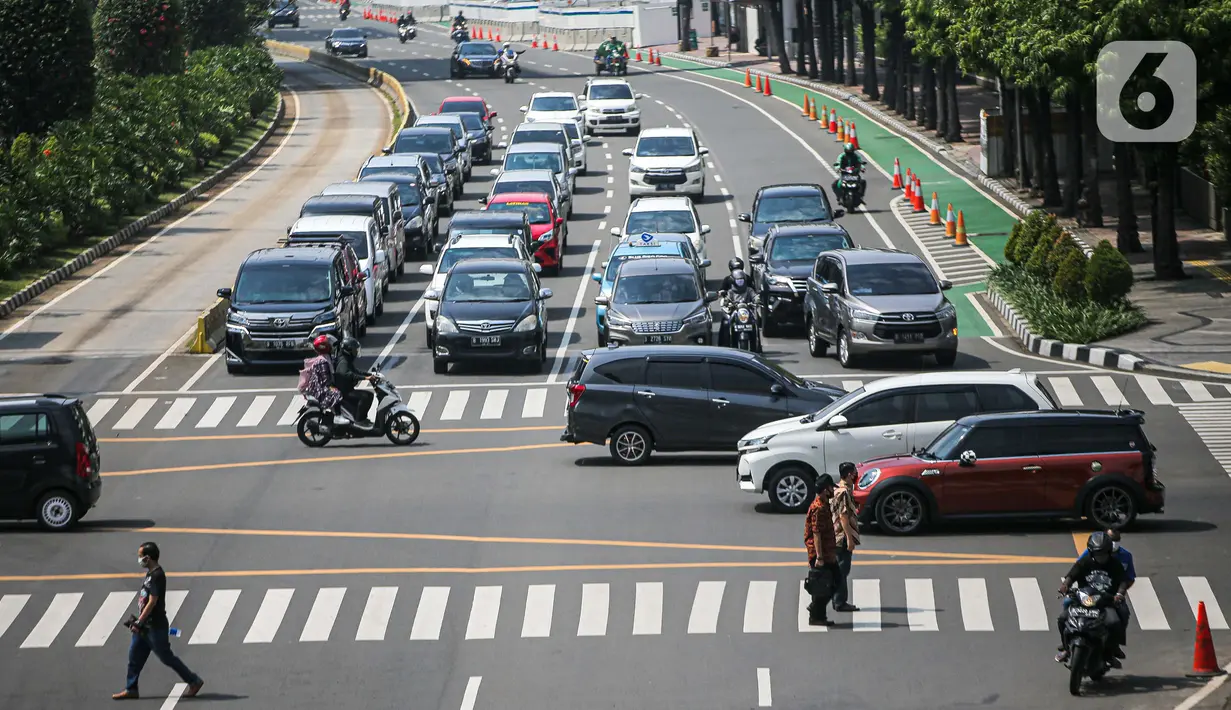 Suasana lalu lintas kawasan Jalan Thamrin, Jakarta, Selasa (22/9/2020). Kepala Dinas Perhubungan DKI Syafrin Liputo mengatakan selama sepekan PSBB Jakarta terjadi penurunan yang fluktuatif pada volume kendaraan masuk ke Ibu Kota mulai dari 5 persen hingga 19 persen.  (Liputan6.com/Faizal Fanani)