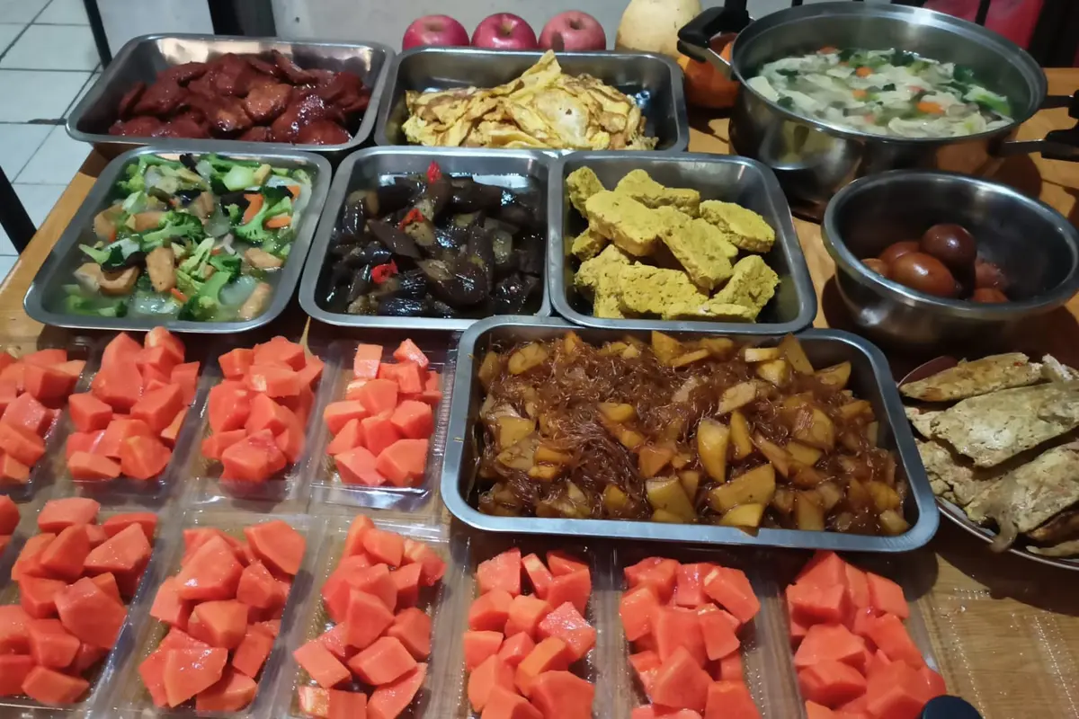Bagi-bagi Makanan Gratis kepada Penderita Covid-19