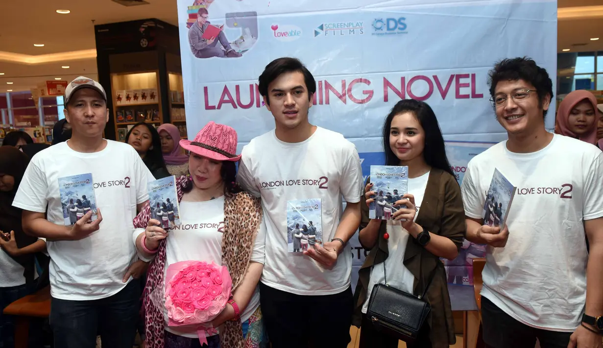 "Adaptasi dengan dinginnya. Sudah dingin terus berangin. Tantangannya lebih ke dingin sampai gemetar," aku Dimas Anggara, di Gramedia World Karawang, Senin (30/1/2017). (Nurwahyunan/Bintang.com)