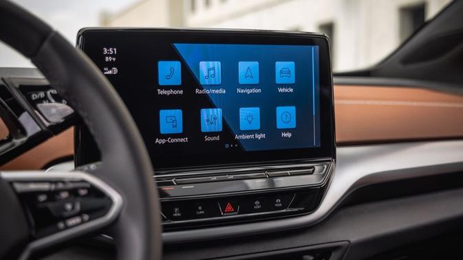 Unit utama layar sentuh 12 inci adalah aset multimedia untuk semua penumpang ID.4.  Layar ini dilengkapi dengan navigasi bawaan, serta konektivitas nirkabel Apple CarPlay dan Android Auto.  (Sumber: caranddriver.com)