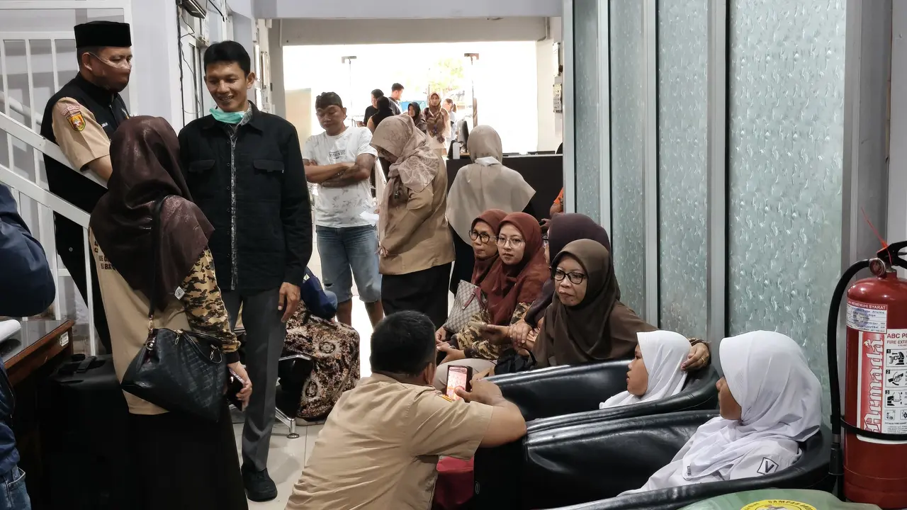 Puluhan siswa sekolah dasar (SD) dilarikan ke UPTD Puskesmas Bogor Selatan usai mengalami gejala mual, pusing dan muntah usai menyantap Makanan Bergizi Gratis (MBG).