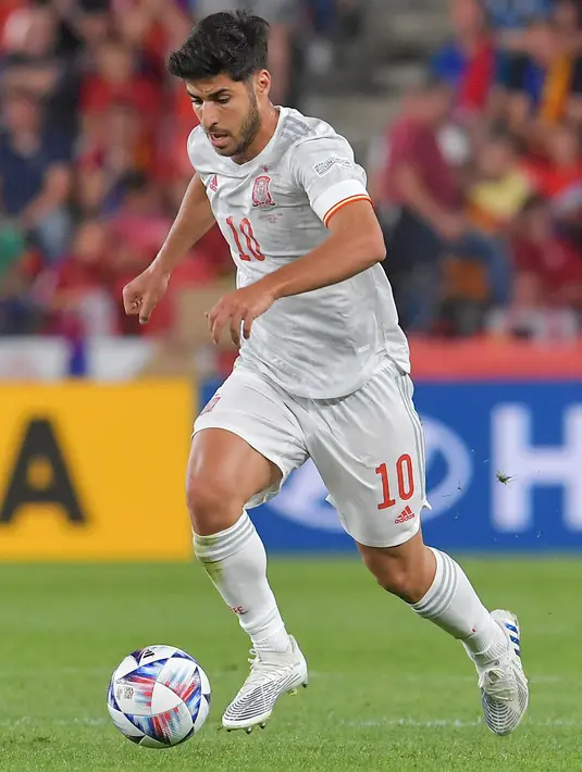 <p>Gelandang Spanyol, Marco Asensio membawa bola saat bertanding melawan Republik Ceko pada pertandingan kedua Grup A2 UEFA Nations League di Stadion Eden Arena, Praha, Senin (6/6/2022). Hasil imbang ini, membuat Spanyol berada di peringkat ketiga klasemen dan Ceko berada diperingkat kedua. (AFP/Michal Cizek)</p>