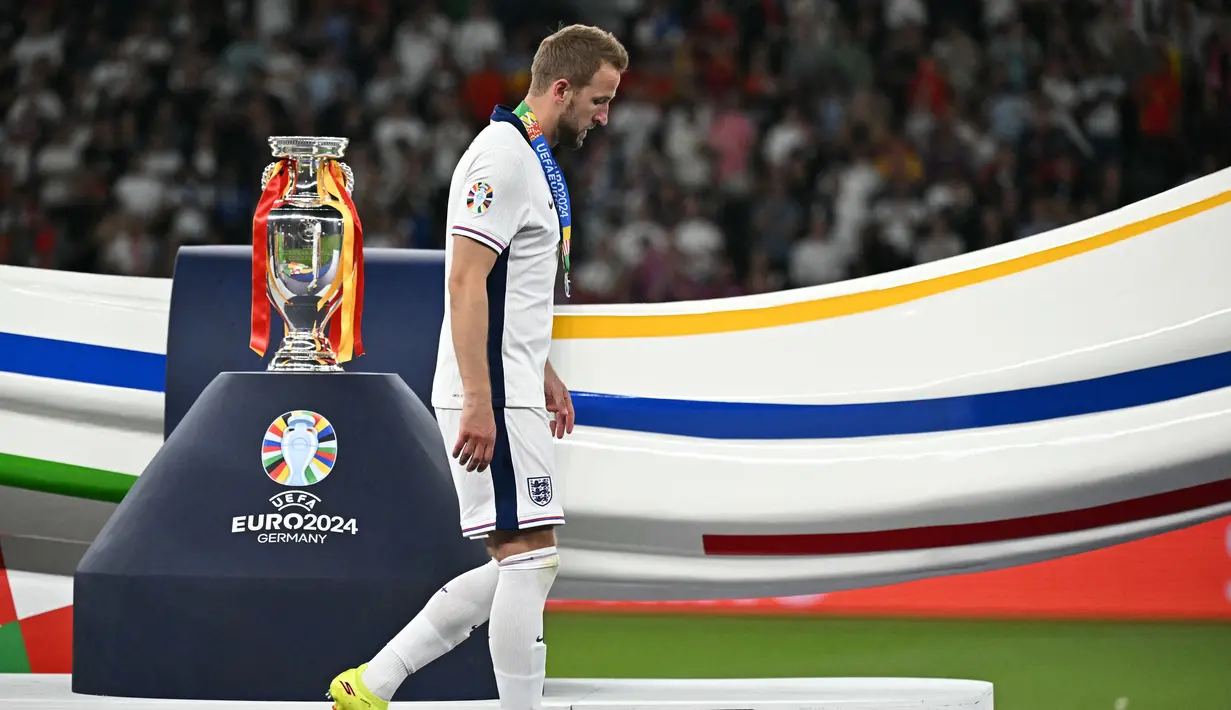 Penyerang Inggris, Harry Kane usai menerima medali perak di akhir pertandingan final Euro 2024 di Olympiastadion, Berlin pada 14 Juli 2024. (JAVIER SORIANO/AFP)