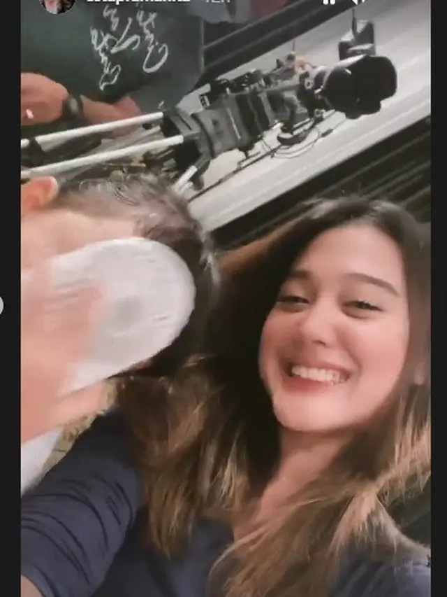 Di sela pengambilan gambar, Esta terlihat mengambil video stories bareng si kembar Maira dan Naura.