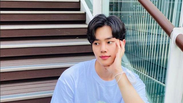 Song Kang Pamer Rambut Pendek dan Tulis Pesan Menyentuh untuk Fans Sebelum Masuk Wamil Sore Ini (instagram.com/songkang_b)