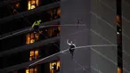 Aerialists Nik Wallenda (kanan) dan saudara perempuannya Lijana Wallenda melintasi seutas kawat di ketinggian 396 meter, Times Square, New York, AS, Minggu (23/6/2019). Aksi berbahaya ini bertajuk Highwire Live In Times Square. (AP Photo/Jason Szenes)