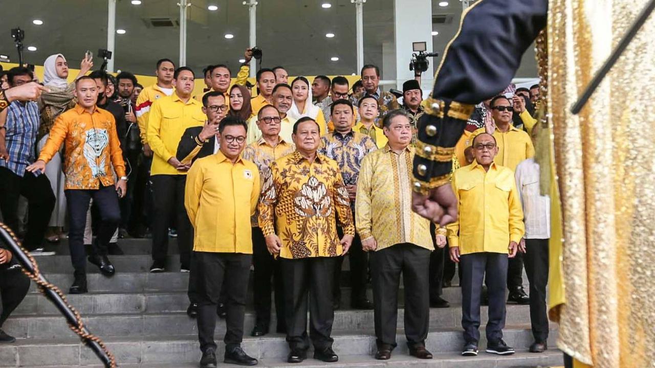 Kedatangan Prabowo Subianto di kantor DPP Partai Golkar disambut dengan iringan alat musik marching band.