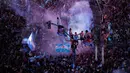 Suporter merayakan kemenangan timnas sepak bola Argentina atas Prancis pada pertandingan final Piala Dunia Qatar 2022 di Buenos Aires, Argentina, 18 Desember 2022. Argentina menang 4-2 dalam drama adu penalti setelah pertandingan berakhir imbang dengan skor 3-3. (AP Photo/Rodrigo Abd)