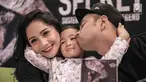 Raffi Ahmad dan Nagita Slavina bersama Rafatar Maliq Ahmad saat launching buku The Secret: Suster Ngesot Urband Legend di kawasan Thamrin, Jakarta, Jumat (9/2). Raffi Ahmad mencoba peruntungannya sebagai produser film. (Liputan6.com/Faizal Fanani)