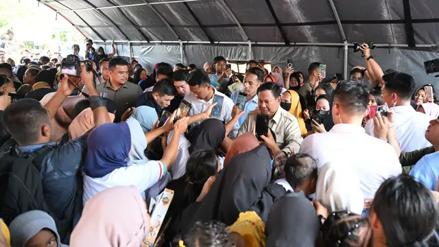 Presiden Prabowo Subianto saat meninjau warga terdampak banjir di sejumlah daerah di Provinsi Sumatera Utara.