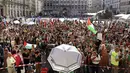 Ratusan warga Perancis mengecam serangan Israel terhadap Palestina, Perancis pada tanggal 16 Juli 2014 (AFP PHOTO / PHILIPPE Merle)
