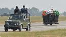 Aksi anggota Tornado dari Army Service Corps (ASC) membawa 58 orang dengan satu motor 500 cc di Bangalore (19/11). Tim Tornado memecahkan rekor sebelumnya dari 56 pria yang dimenangkan Army Signal Corps (Daredevils) pada 2010. (AFP Photo/Manjunath Kiran)